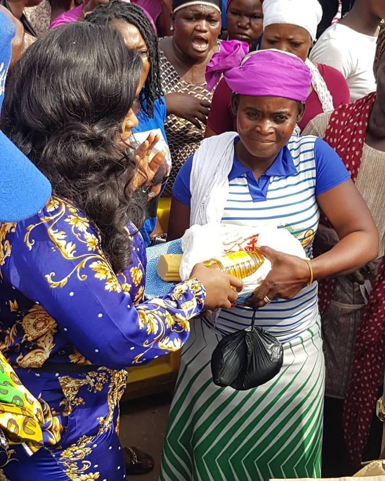 Jackie Appiah Donates To Agbogbloshie Market Women (2)