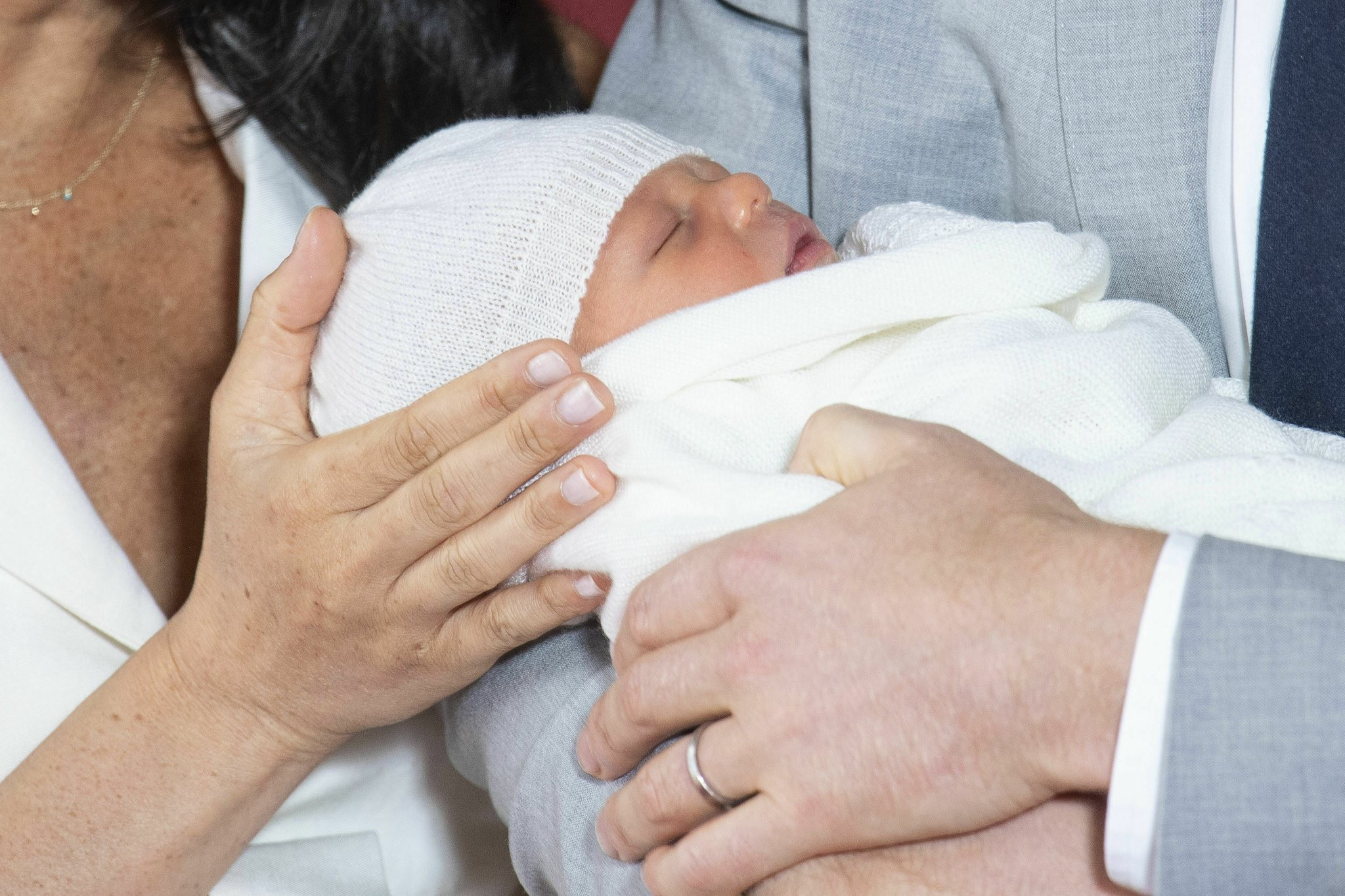 First Photos Prince Harry And Meghan Markle’s Baby Boy (2)