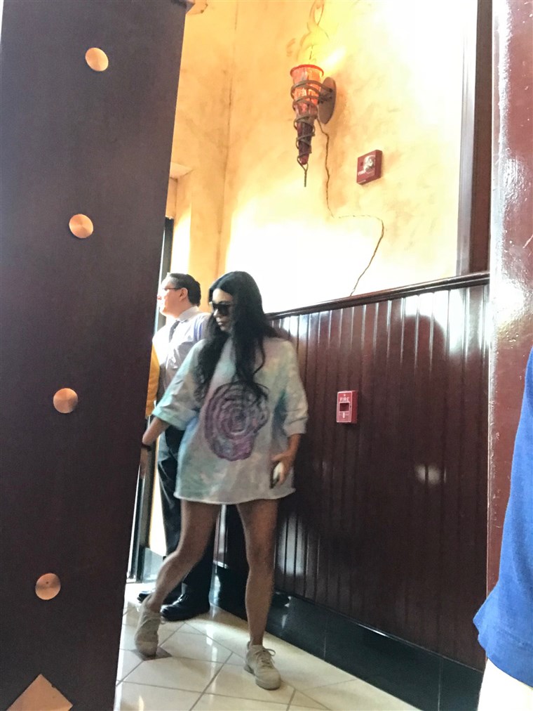 Woman Sneaking Photo Of Kanye West At The Cheesecake Factory (4)